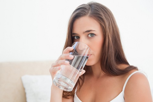 Uống nhiều nước là điều cần thiết để tan mỡ mặt