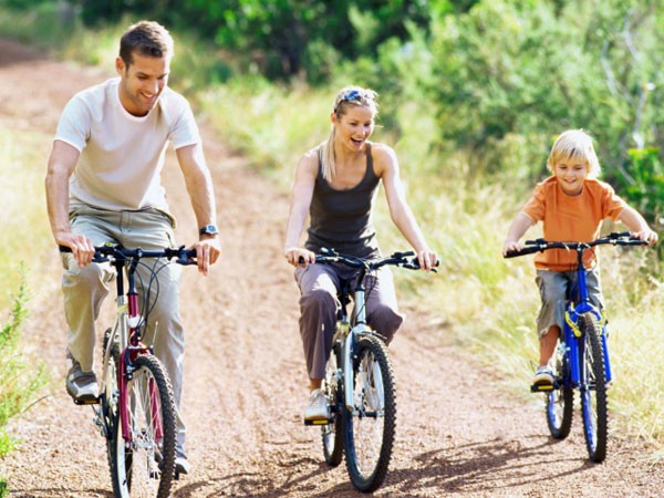 Đi dạo hoặc đạp xe cùng gia đình