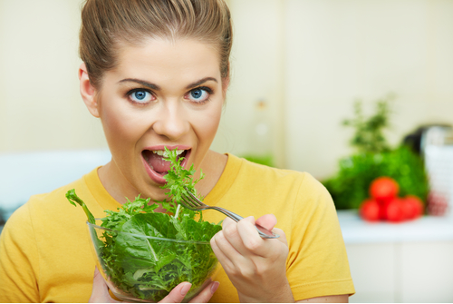 Ăn nhiều rau xanh trái cây giúp hỗ trợ tiêu hóa và giảm cân