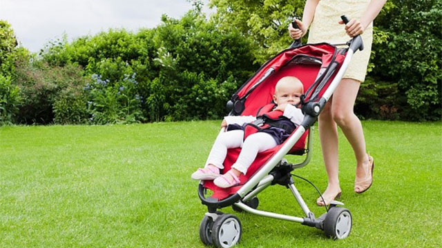 Chỉ cần đẩy xe nôi của con mình đi dạo xung quanh nhà hoặc khu bạn sống thì đã có tác dụng như bạn đi bộ rồi